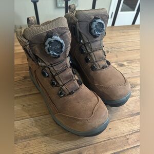Red Wing women’s Tradeswoman 6” waterproof safety toe boot. Like new condition.